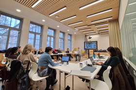 Personen sitzen an Tischen 