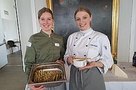 2 Studierende mit warmer Vorspeise 