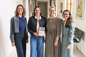 v.l.n.r.: Daniela Longhino, Eva Frauscher (hält Tagungsband), Claudia Stöckl, Christina Imp