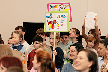 Kinder halten Plakate hoch 