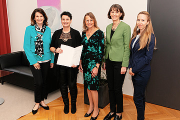 v.l.n.r.: VR Regina Weitlaner, Gabriele Grübler MA, Rektorin Beatrix Karl, VR Elisabeth Amtmann, Mag. Tanja Thammerl