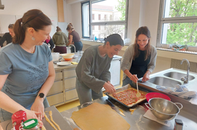 Personen kochen spanisches Gericht