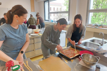 Personen kochen spanisches Gericht