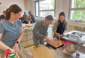 Personen kochen spanisches Gericht