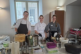 3 Studierende bereiten Hauptgang vor 