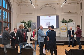 Menschen in Saal