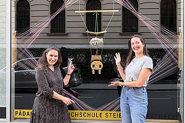 Vanessa Obereder und Sandra Schober vor ihrem Schaufenster