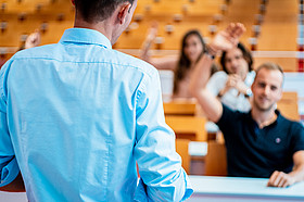 Vortragender und Studierende im Hörsaal