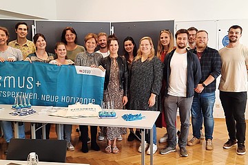 Gruppe mit erasmus + Banner