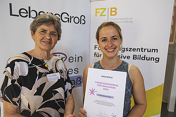 v.l.n.r.: Ursula Vennemann (LebensGroß), Judith Karner mit Urkunde 