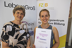 v.l.n.r.: Ursula Vennemann (LebensGroß), Judith Karner mit Urkunde 