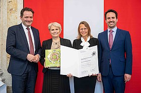 Vier Personen mit Zertifikat in der Hand