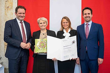 Vier Personen mit Zertifikat in der Hand 