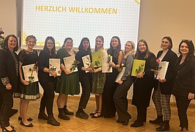 Gruppenfoto mit Absolvent*innen