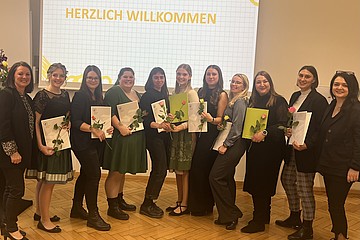 Gruppenfoto mit Absolvent*innen