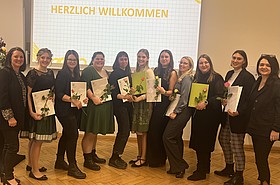 Gruppenfoto mit Absolvent*innen