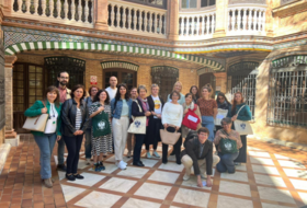 Gruppenfoto mit mehreren Personen 