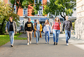 Studierende gehen auf Campus