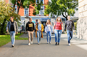 Studierende gehen auf Campus