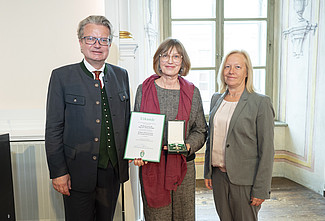 Landeshauptmann Christopher Drexler, Professorin i.R. Sabine Fuchs und Nationalratsabgeordnete Verena Nussbaum (v.l.n.r.) bei der Überreichung des Goldenen Ehrenzeichens in der Aula der Alten Universität