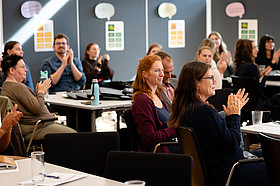 Studierende klatschen 