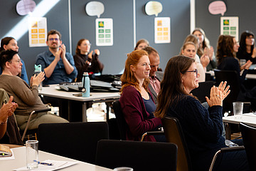 Studierende klatschen 