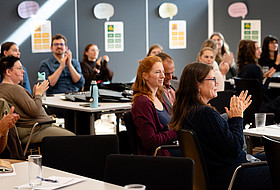 Studierende klatschen 