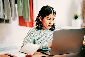 Junge Frau vor PC