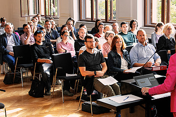 Gruppe sitzt in der Aula