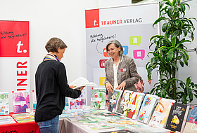 2 Frauen bei Büchertisch