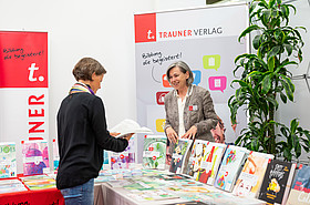 2 Frauen bei Büchertisch