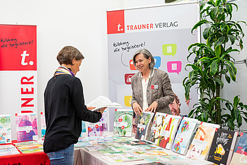 2 Frauen bei Büchertisch