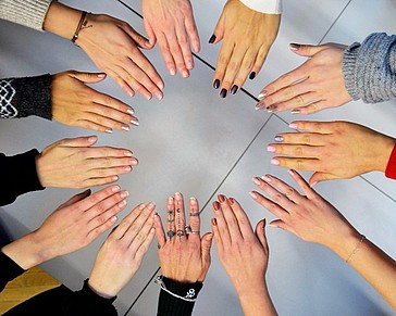 12 Hände formen Kreis