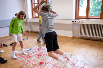 Kinder spielen ein Spiel 