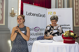 Judith Karner mit Mikrophon, Ursula Vennemann (LebensGroß)