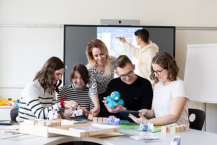 Studierende mit Materialien aus den Hochschullernwerkstätten