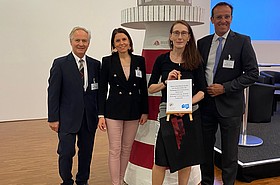 Personen vor Leuchtturm