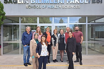 Projektteilnehmer*innen ICF vor der Atılım University in Ankara