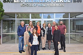 Projektteilnehmer*innen ICF vor der Atılım University in Ankara