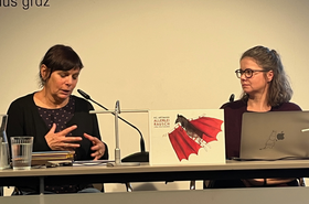 Zwei Frauen sitzen nebeneinander 