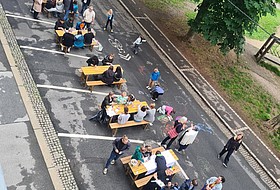 abgesperrter Hasnerplatz von oben, Tische, Bänke, Menschen