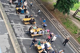 abgesperrter Hasnerplatz von oben, Tische, Bänke, Menschen