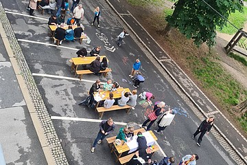 abgesperrter Hasnerplatz von oben, Tische, Bänke, Menschen