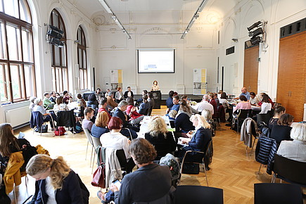 Personen in der Aula