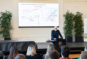 Manfred Prisching beim Vortragen seiner Keynote