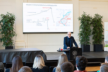 Manfred Prisching beim Vortragen seiner Keynote