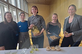 5 Studierende mit Dessert: Limoncello, Butterkekse und Creme Brulee