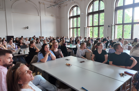 Personen im Publikum in der Aula