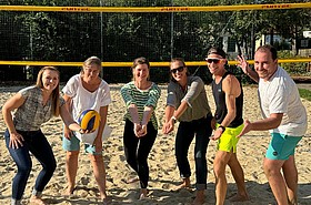 Gruppe von iPrimar beim Volleyball-Spielen
