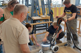 Mehrere Personen arbeiten handwerklich 